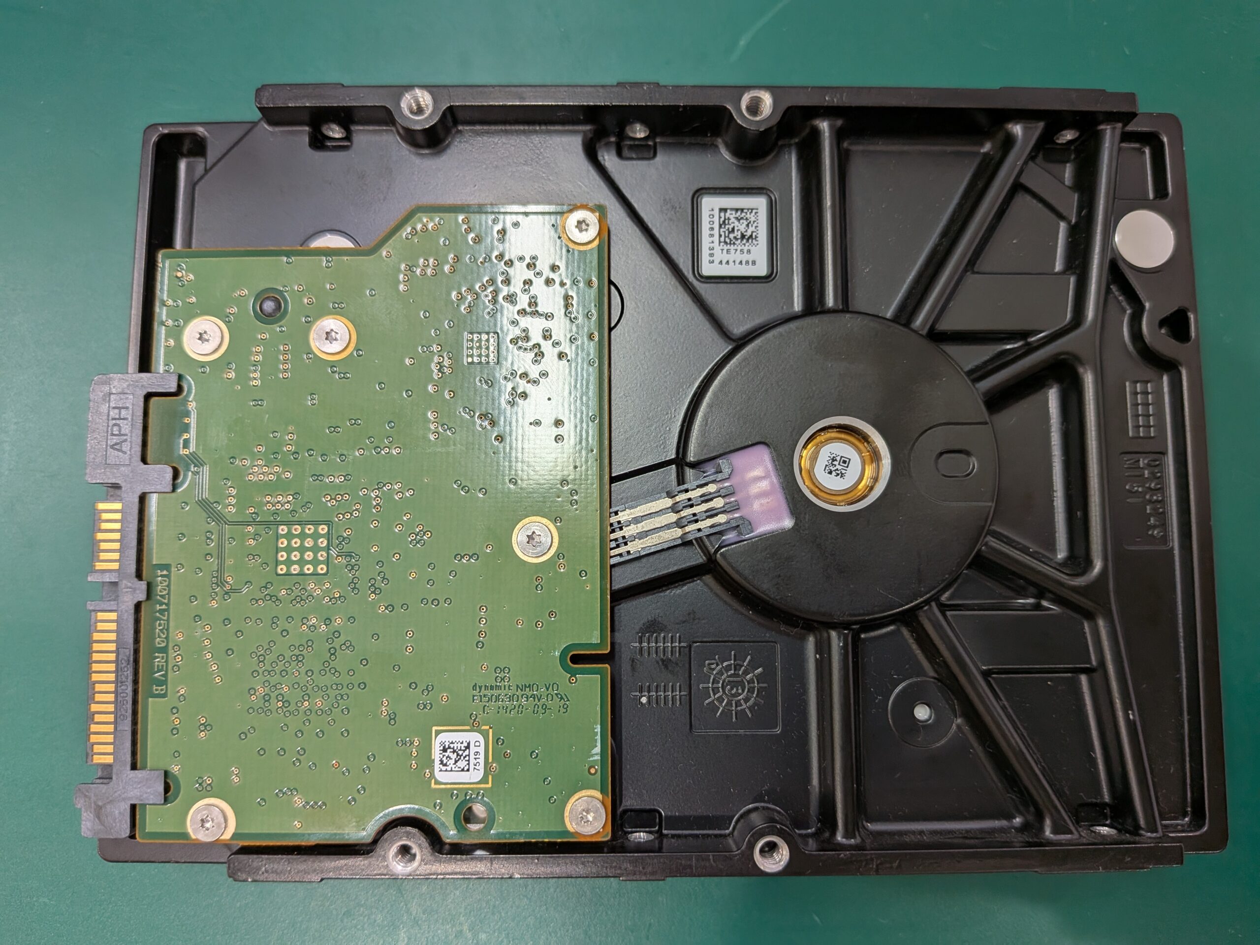 ST2000DM001 基板全体の様子