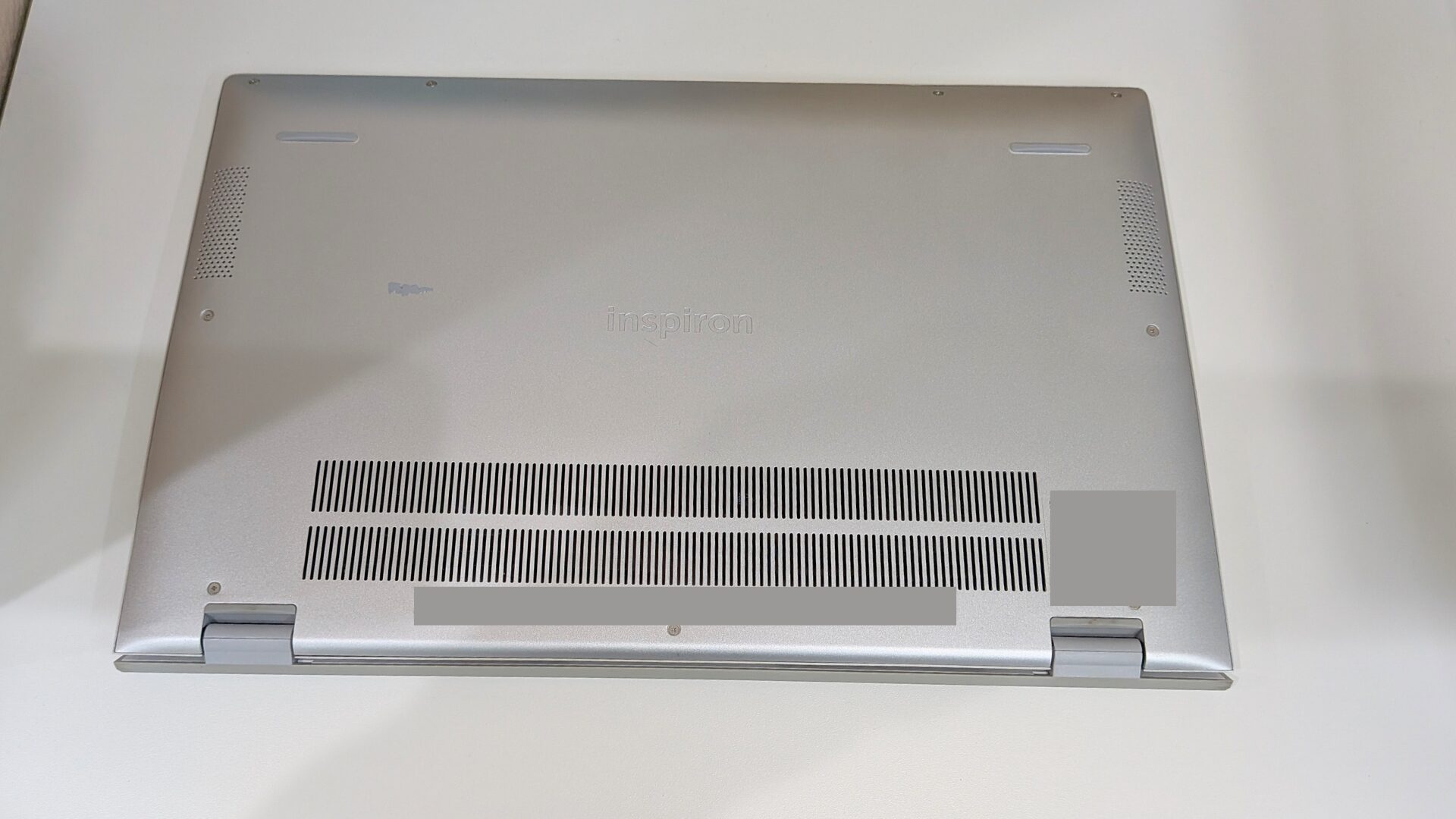 DELL Inspiron 5505 のケース裏側