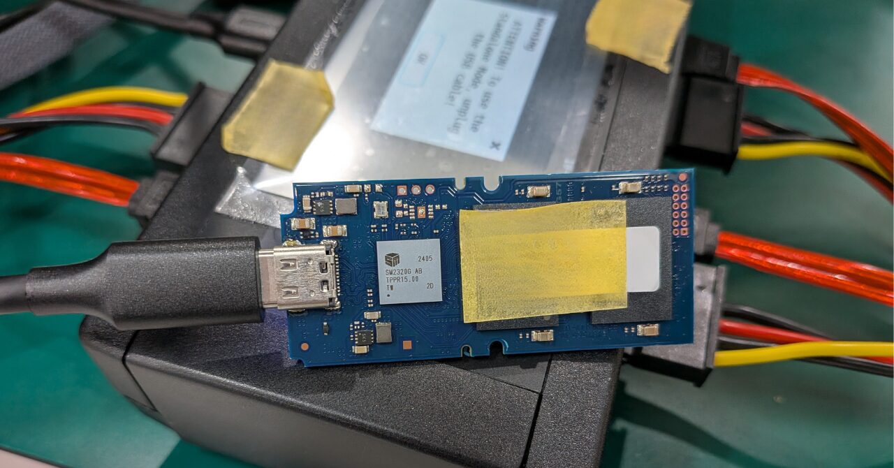 SSD筐体を開けて内部確認している様子