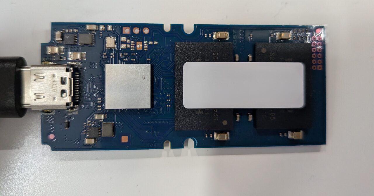 分解して取り出したSSD基板