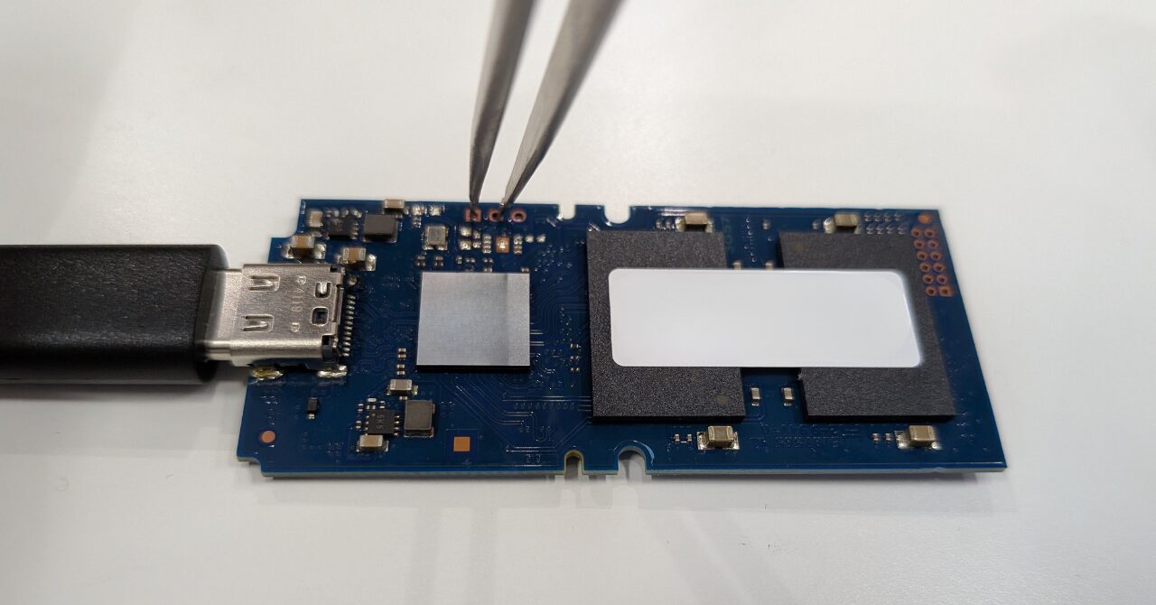 ピンセットでピンをショートさせSafe Modeで起動している様子