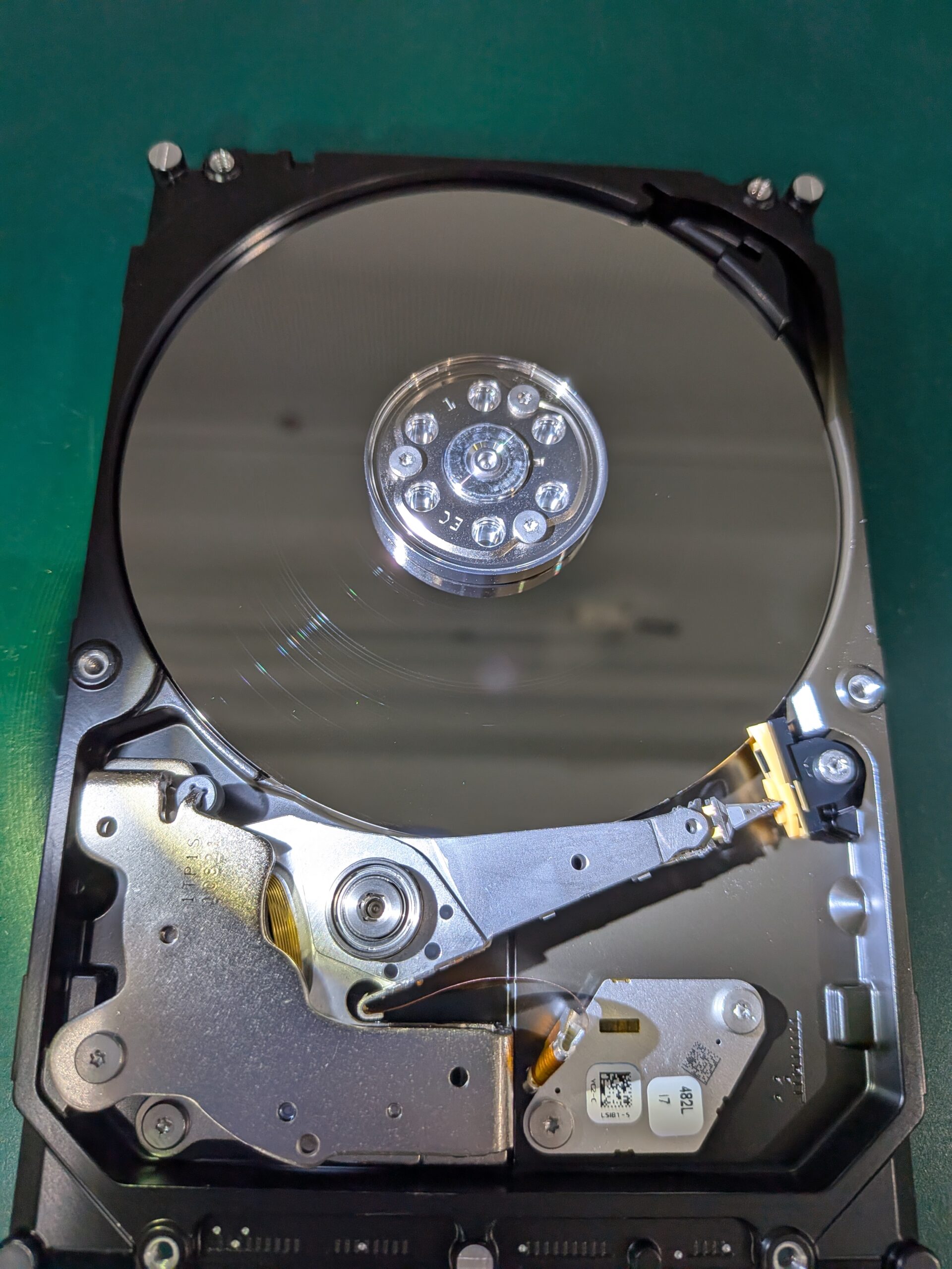 プラッターに発生したスクラッチ傷の拡大写真