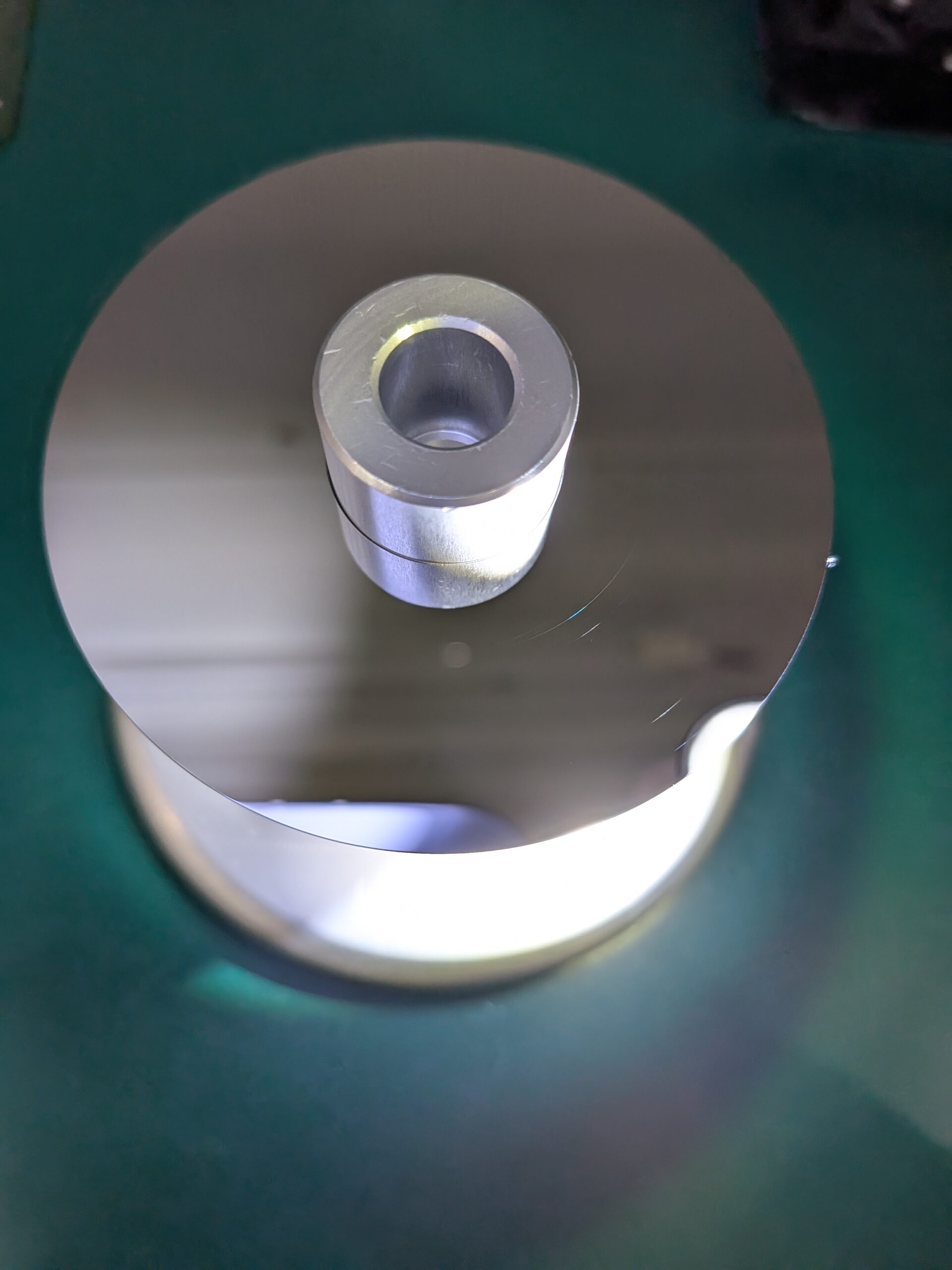 照明で照らしながらスクラッチ傷を拡大観察している様子