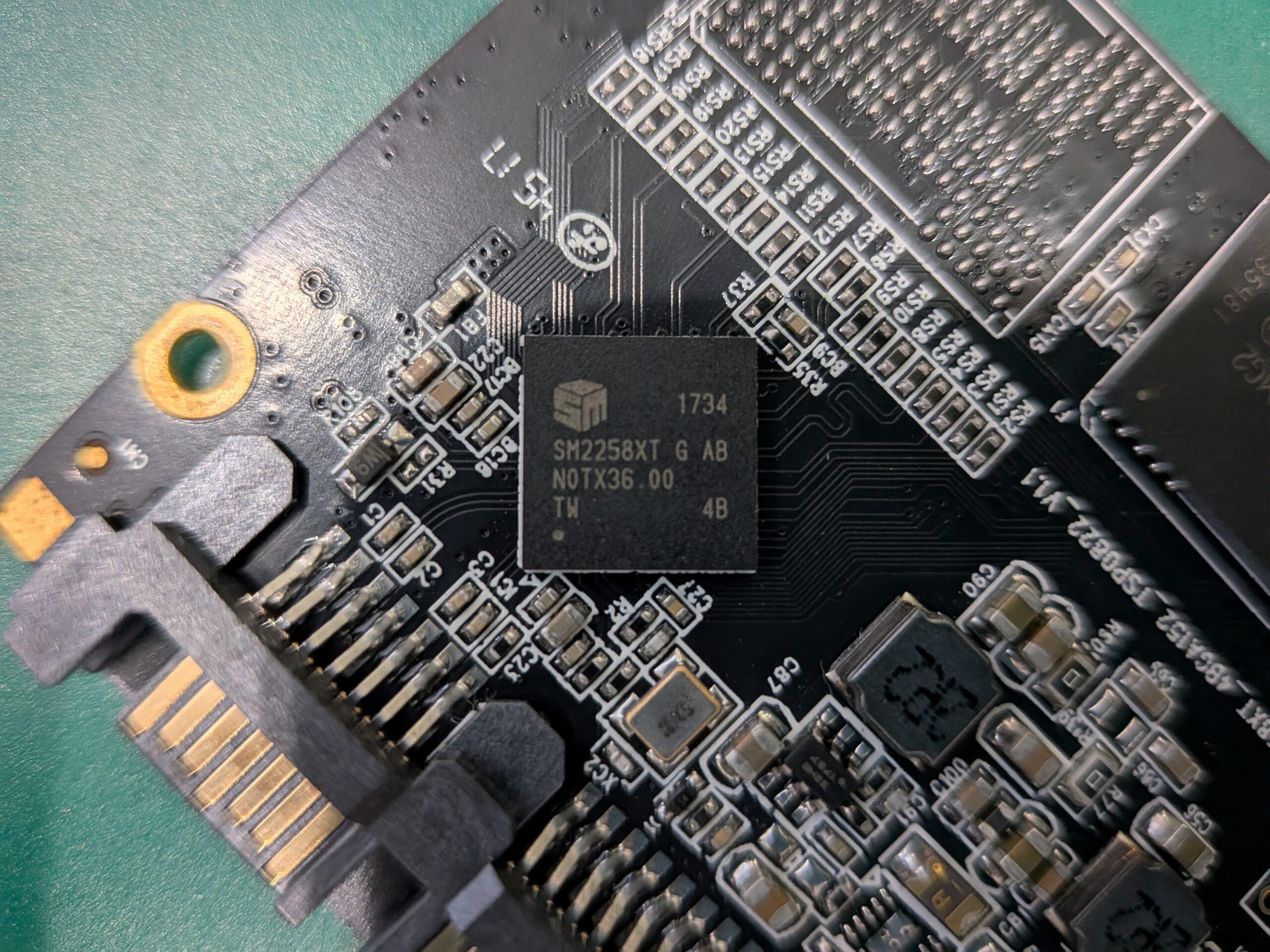 Colorful SL500の端子やラベル部分の近接写真