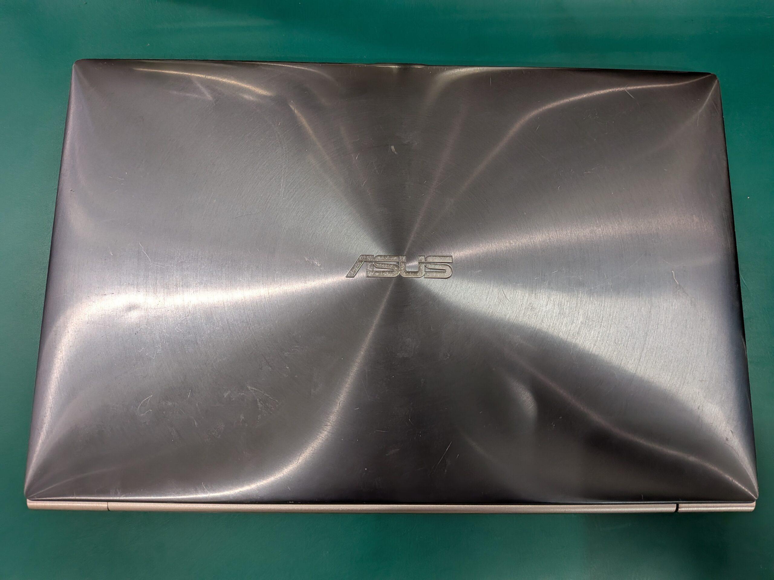 ASUS UX21A 天板側の外観