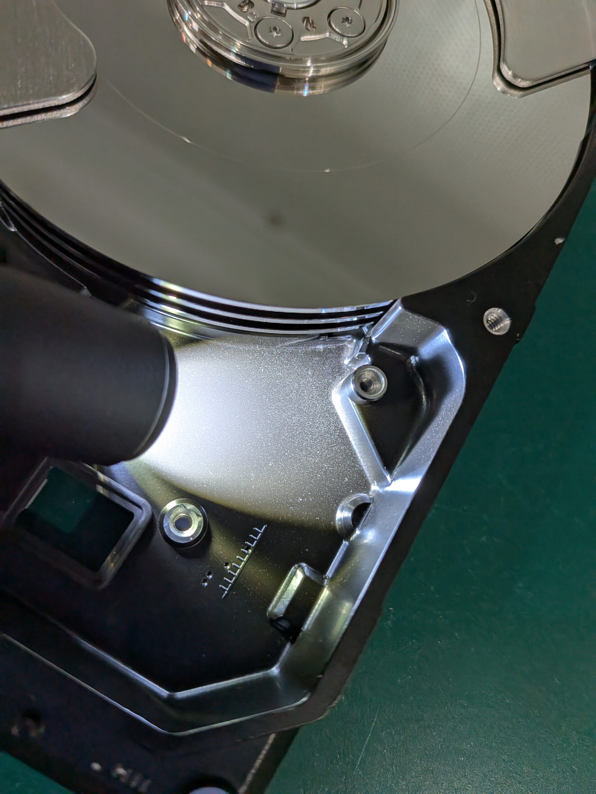 スクラッチで発生したクラッシュダスト（拡大）