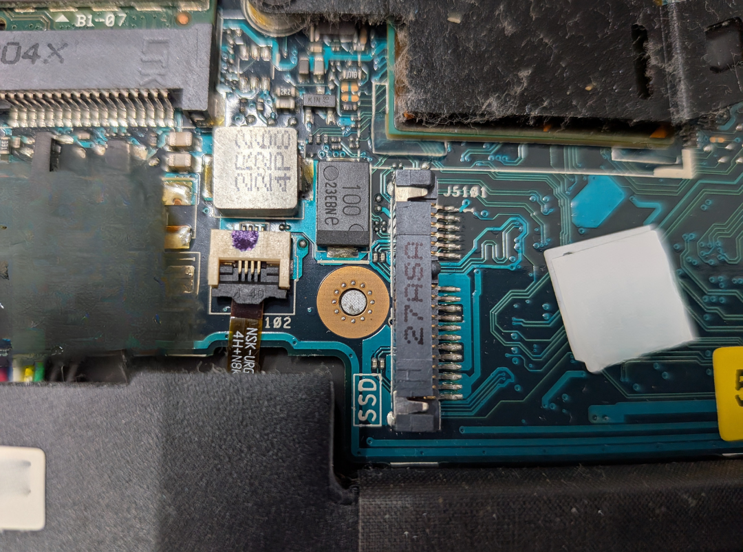 ASUS UX21A 基板上のSSDスロット周辺