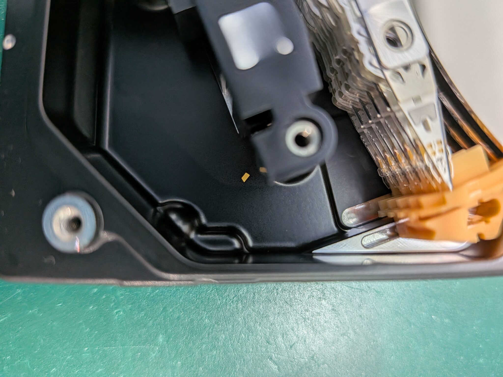 ヘッドから剥離して内部に落ちていた部品