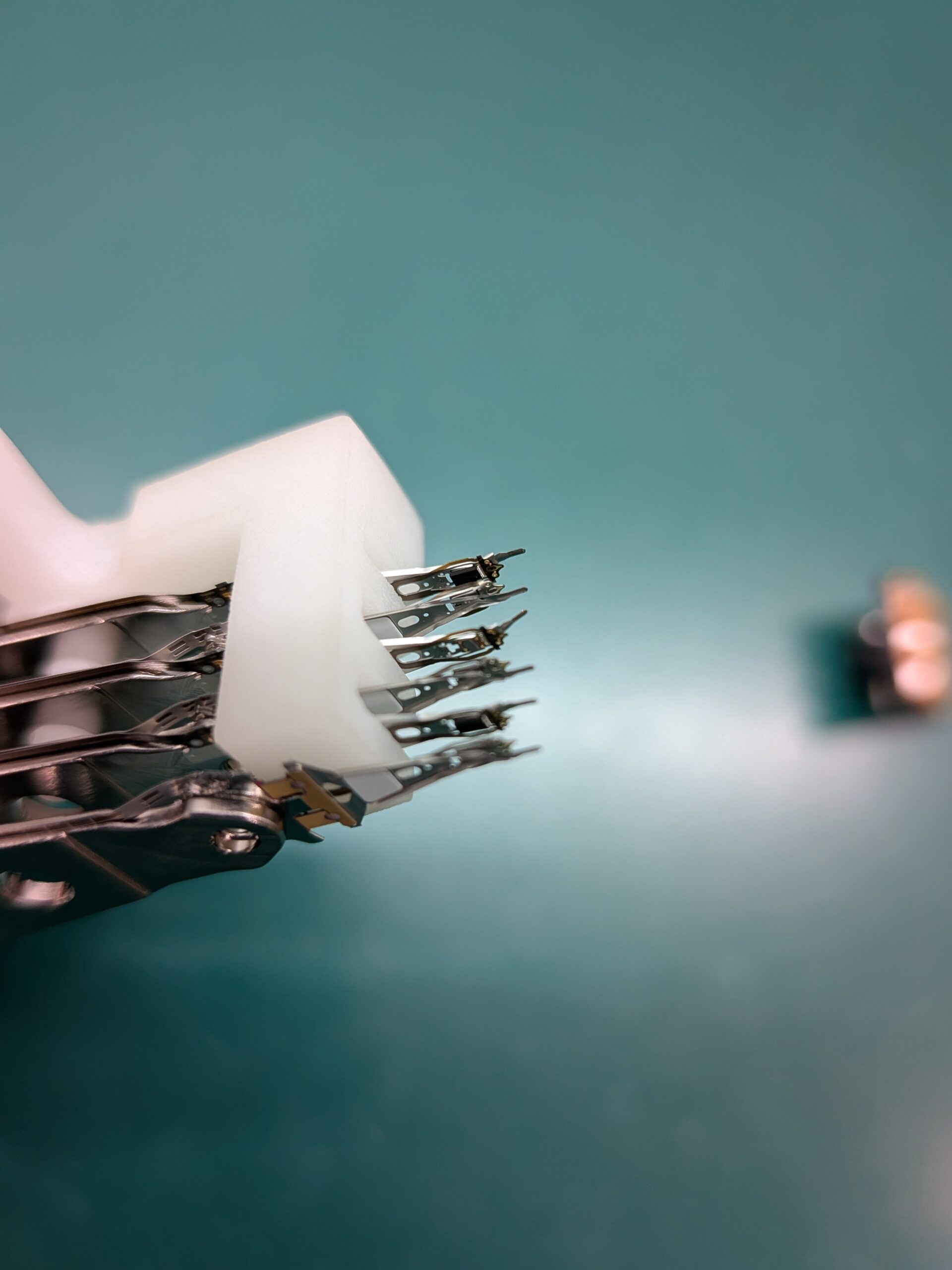 部品が剥離した磁気ヘッドの様子