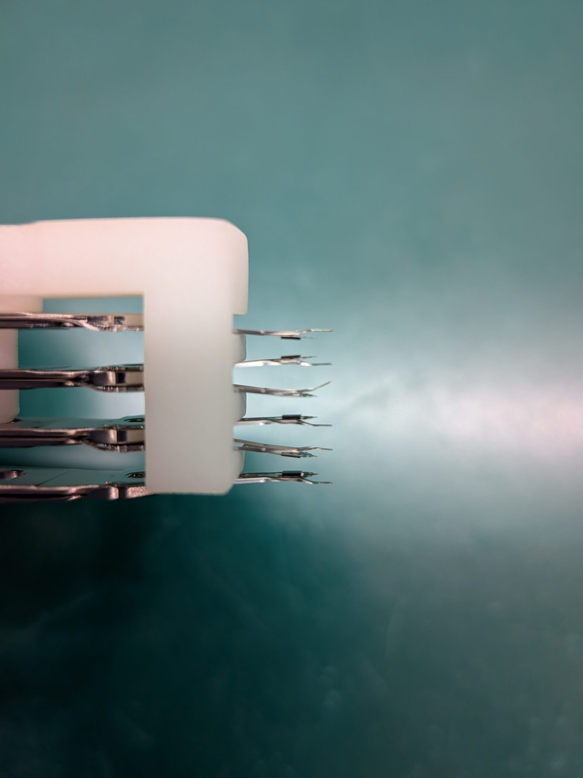 先端が折れ曲がった磁気ヘッドの拡大写真